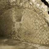In un secondo spazio� possibile ammirare la presenza di un altro muro ornato con la tecnica dell�opus reticolatu, che conferisce eleganza all�ambiente annerito dall�umidit� e oramai spoglio